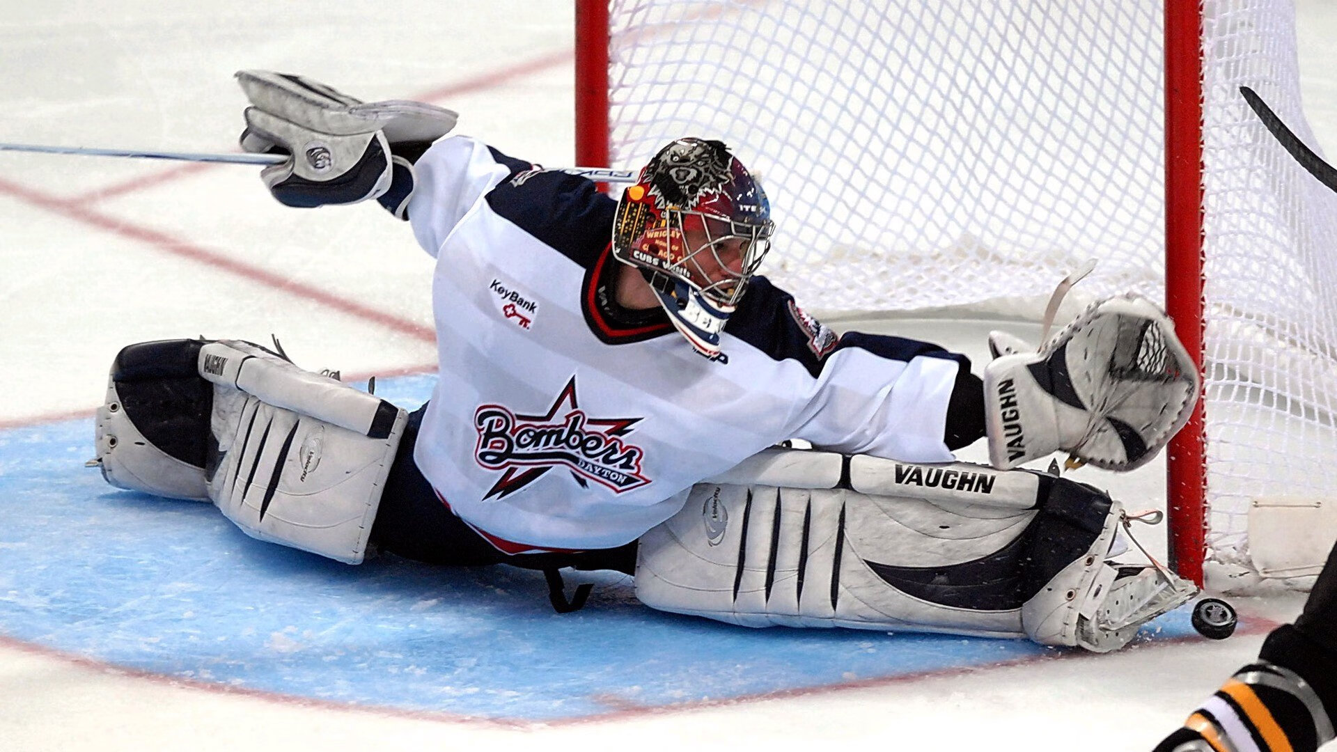 九游官网-阿森纳门将莱诺多次神勇扑救，保住球门不失，阿森纳5_2莱斯特城